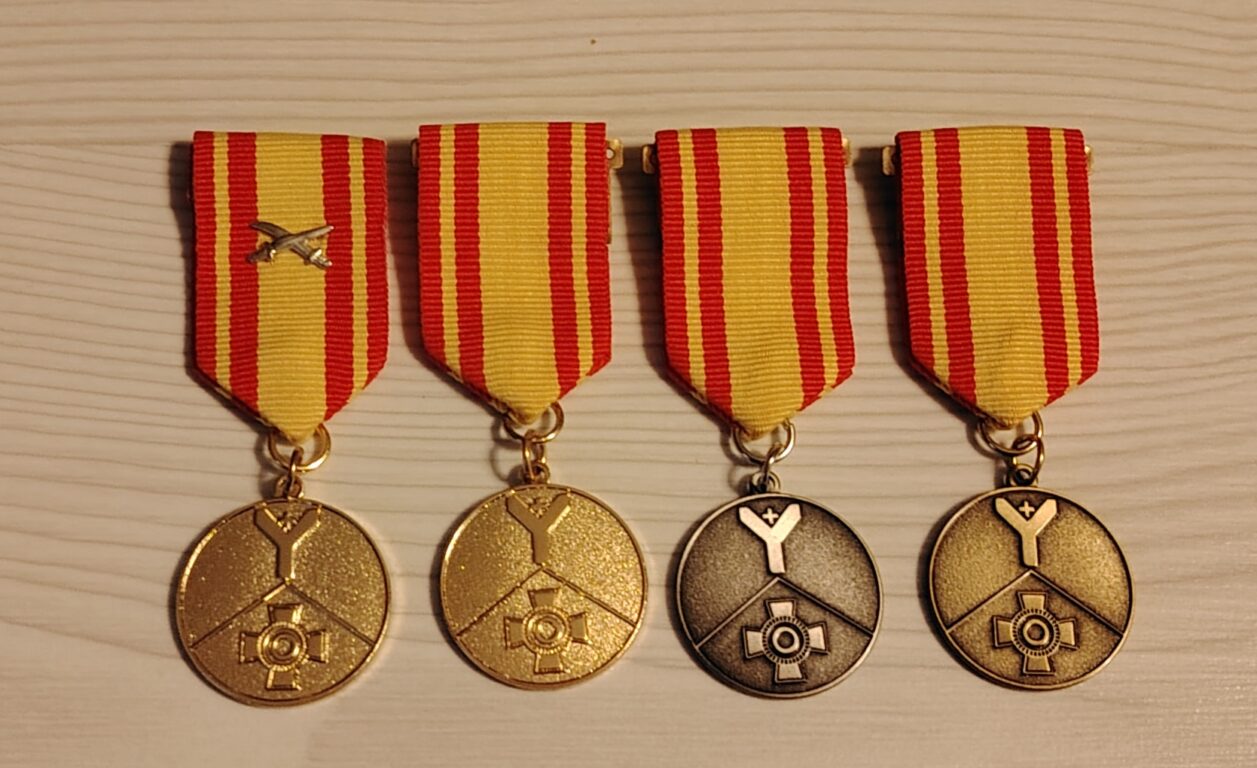 Yhdistyksen mitalit otettiin käyttöön vuonna 2019 ja solkipäivitys (miekoilla) tehtiin vuoden 2025 lopulla.